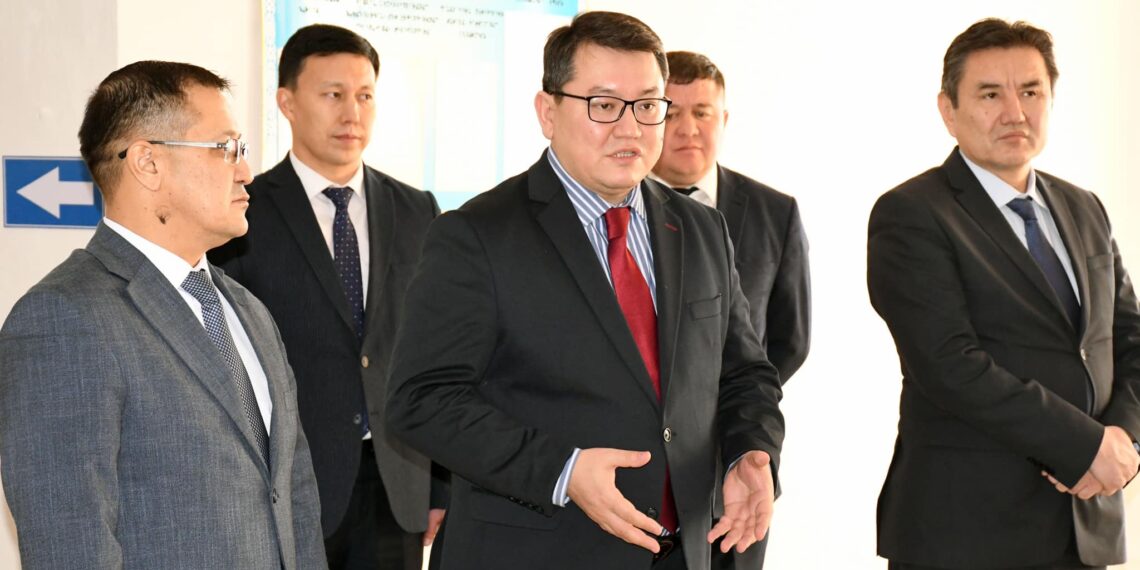 Мәлік Отарбаев мәдениет және денсаулық сақтау салаларының қызметкерлерімен маңызды бастамаларды талқылады